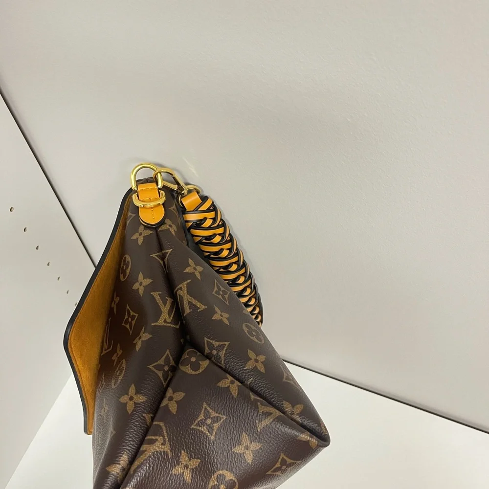 Louis Vuitton Beaubourg Handbag. - Picture 4 of 9